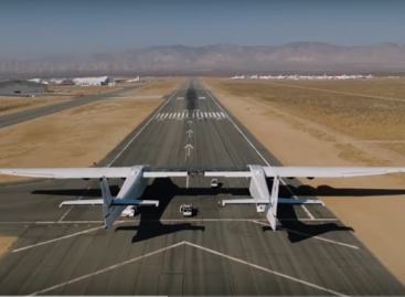 На писта во Америка тестиран најголемиот авион во светот