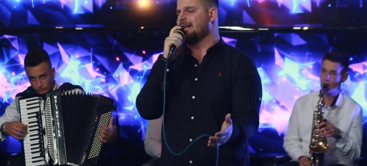 Илија Цикарски е новиот финалист во Македонското музичко талент шоу -Нови и млади