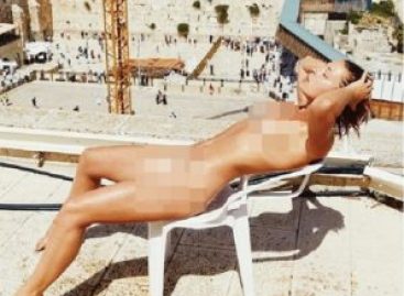 ФОТО: Белгиска манекенка ги разгневи Евреите откако се фотографирала гола над „Ѕидот на плачот“ !