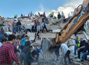 ВИДЕО+ФОТО | Катастрофа во Измир: Срушени згради и поплавени улици по разорниот земјотрес.