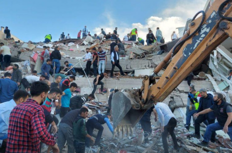 ВИДЕО+ФОТО | Катастрофа во Измир: Срушени згради и поплавени улици по разорниот земјотрес.
