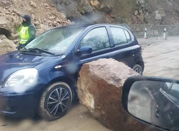 Камени одрони удрија врз возило на патниот правец Македонска Каменица – Кочани.