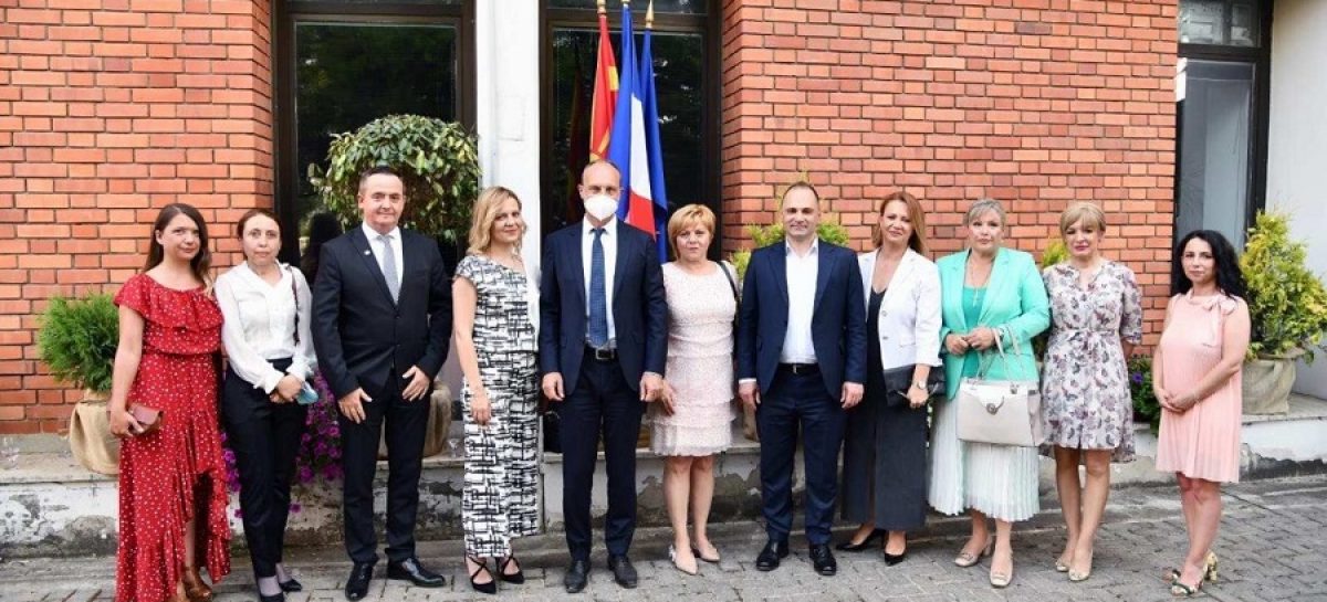 Францускиот амбасадор го пофали тимот на ПЗУ Зегин Медика за успешното справување со здравствената состојба.
