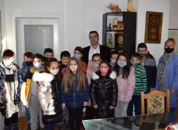 Ученици од ООУ „Ванчо Китанов“ во посета кај градоначалникот Китански