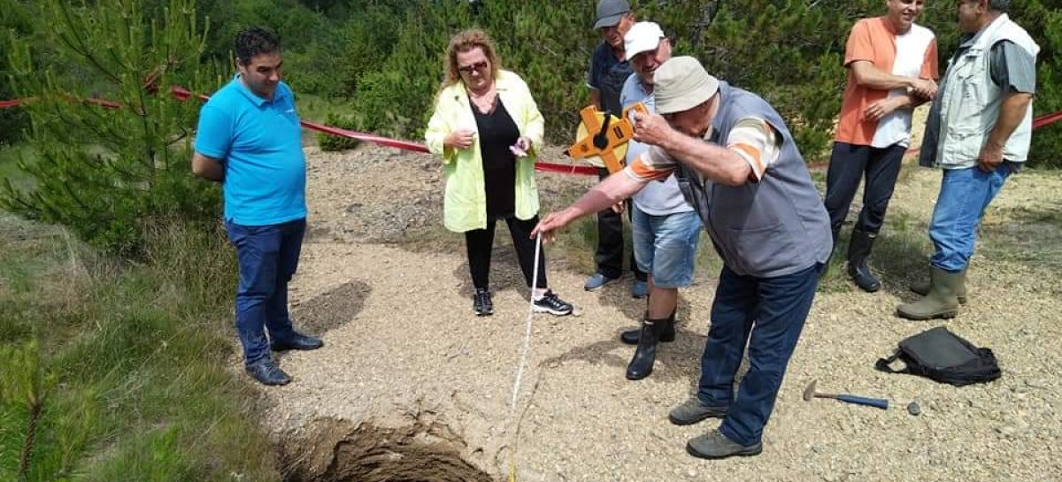 Стручни лица од рударско – геолошки факултет на отворот кај пехчевски Раковец!