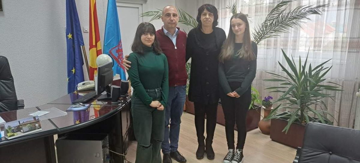 Градоначалникот Пекевски оствари средба со младите истражувачи Екатерини Самаропулу и Сара Видинска