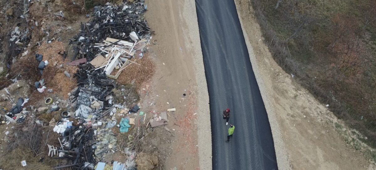 (ВИДЕО) Депонијата за градежен шут останува да го „краси“ новиот пат до туристичката населба Абланица во Берово