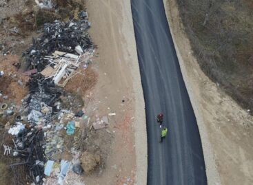 (ВИДЕО) Депонијата за градежен шут останува да го „краси“ новиот пат до туристичката населба Абланица во Берово