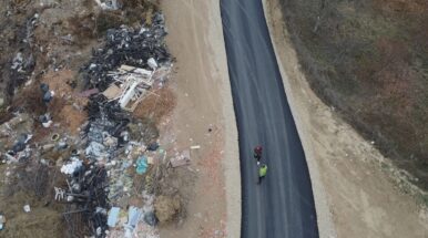 (ВИДЕО) Депонијата за градежен шут останува да го „краси“ новиот пат до туристичката населба Абланица во Берово